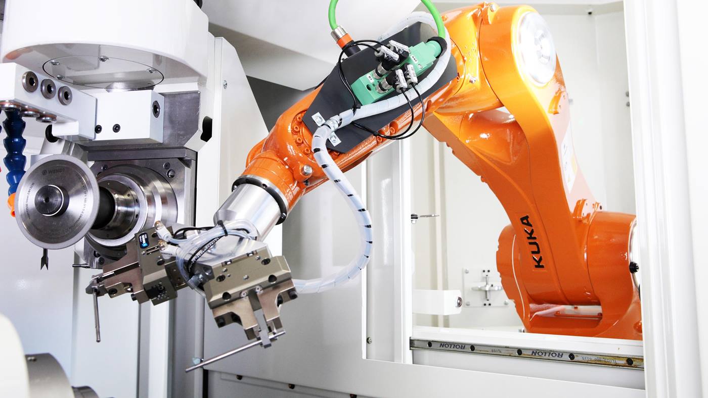 KUKA Roboter automatisieren den Schleifprozess bei Saacke