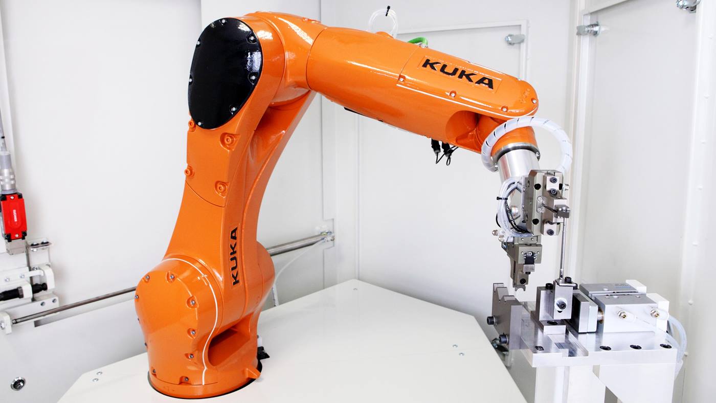 Der KUKA Roboter KR Agilus WP übernimmt bei Saacke Übergabe und Entnahme der Werkstücke