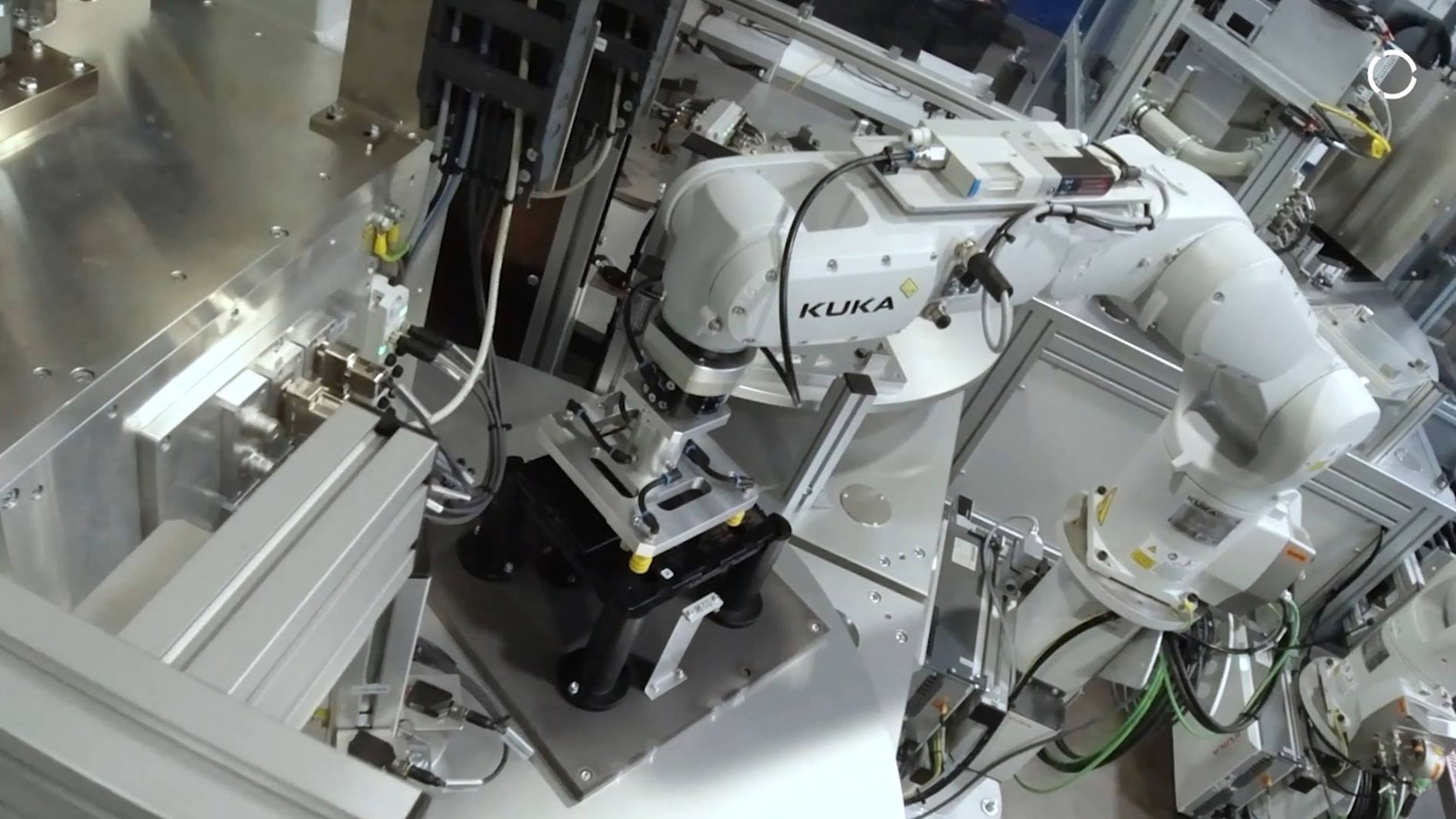 KUKA Agilus robots voor de productie van supercomputers