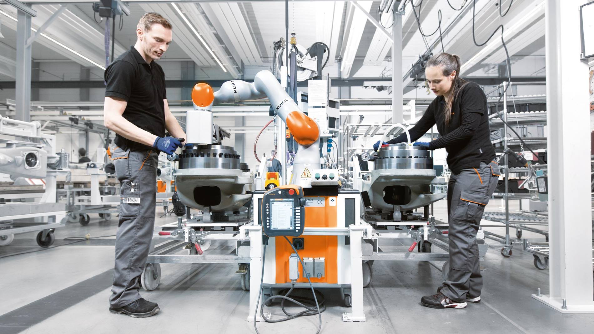 koks Stavning abort Cobots: the collaborative robots as colleagues | KUKA AG