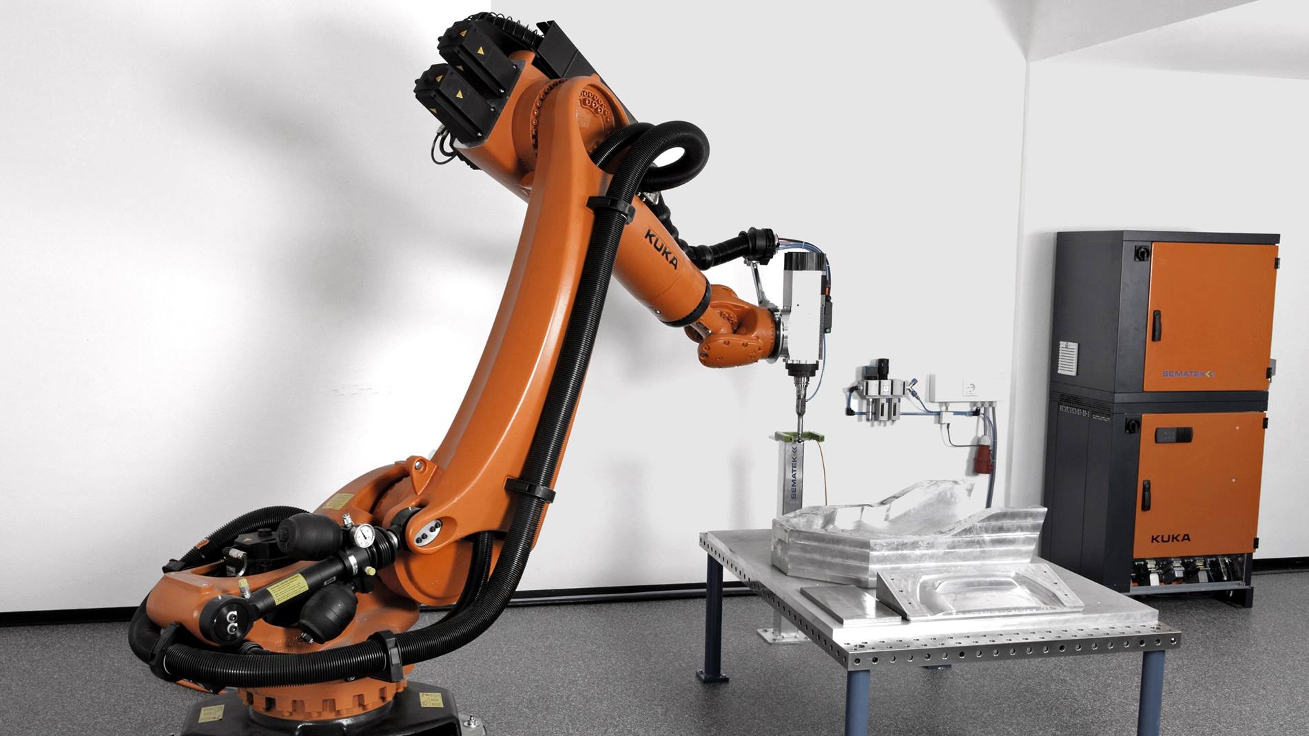 KUKA Roboter unterstützen Sematek bei der Glättung von Formwerkzeugen