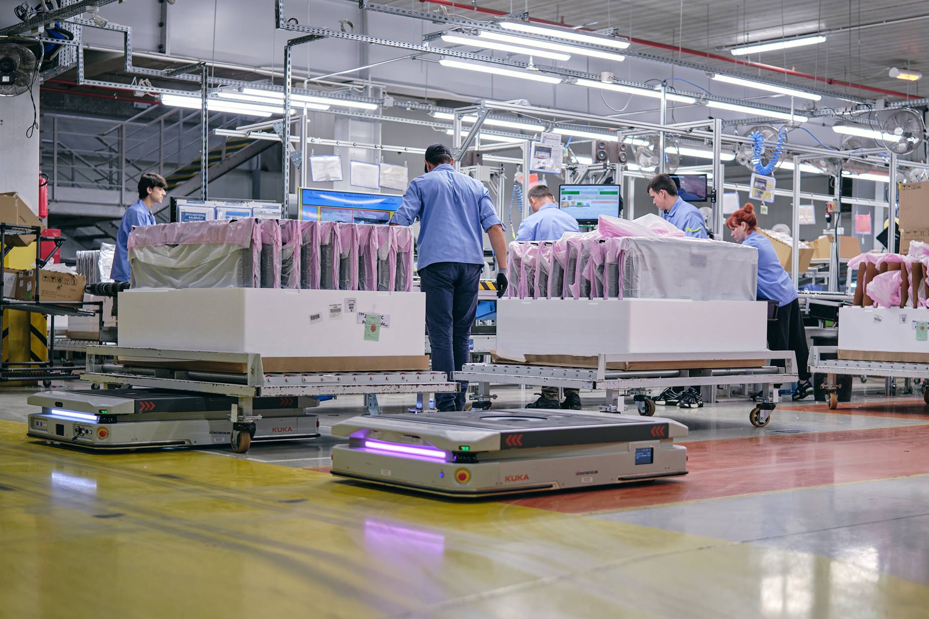 Safe, autonomously operating automated guided vehicles enable fast material transport between assembly stations.