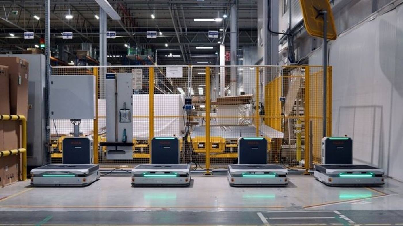 KUKA autonomous mobile robots use Li‑ion batteries with inductive charging to remain operational around the clock.