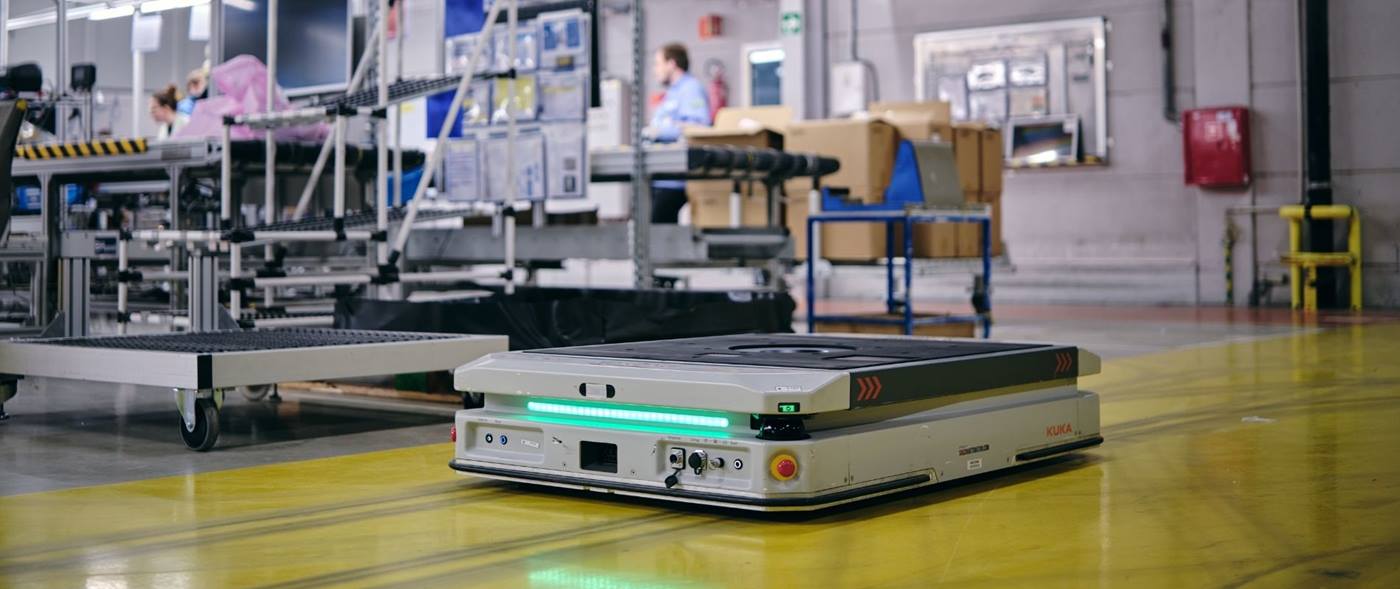 AMR KMP 1500P von KUKA mit Sensoren und intelligenter Navigation ermöglichen effiziente und sichere Transporte in der Intralogistik.