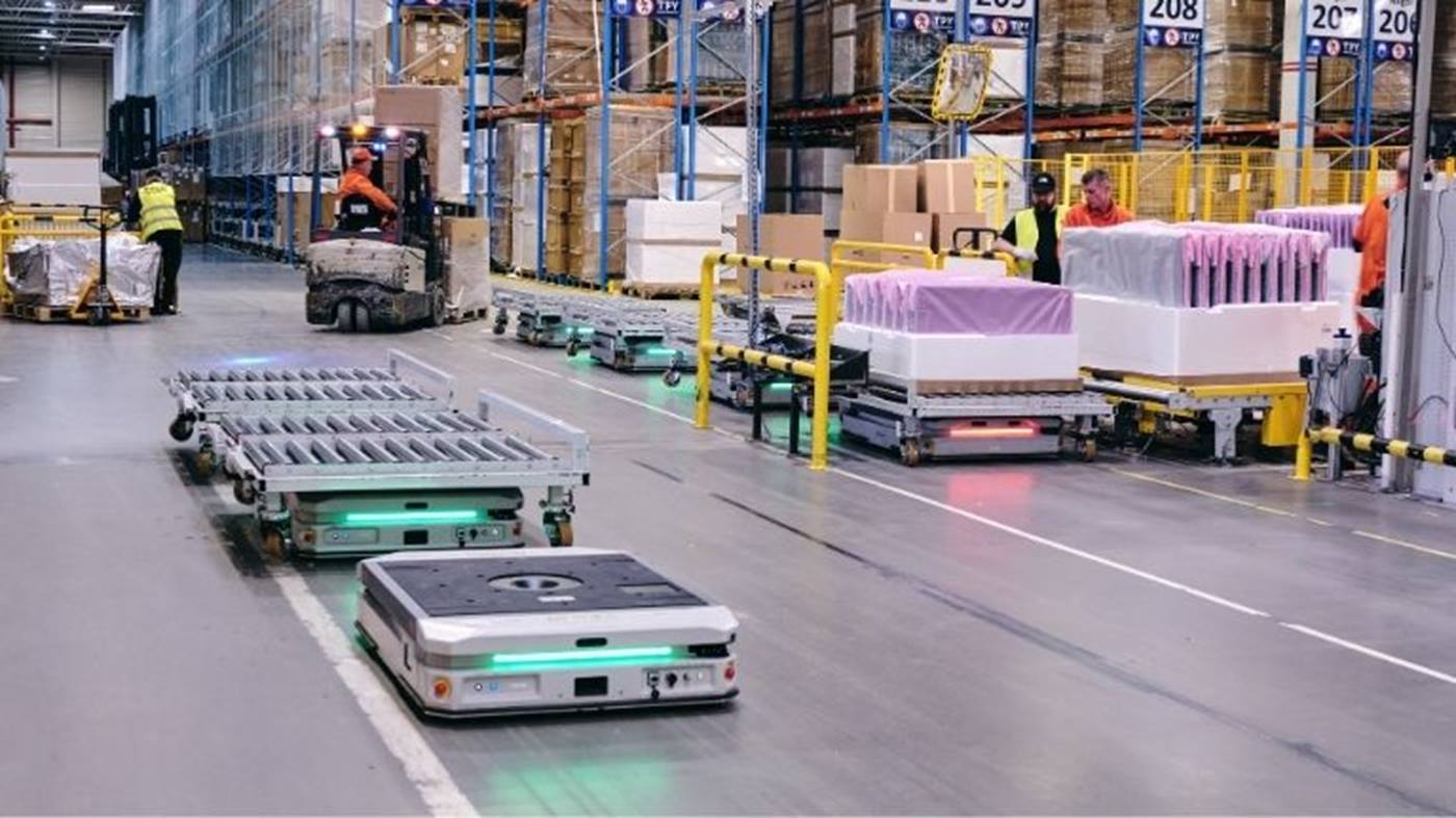 Autonome mobile Roboter von KUKA navigieren frei durch Produktionshallen, Montagebereiche und Lagerumgebungen.