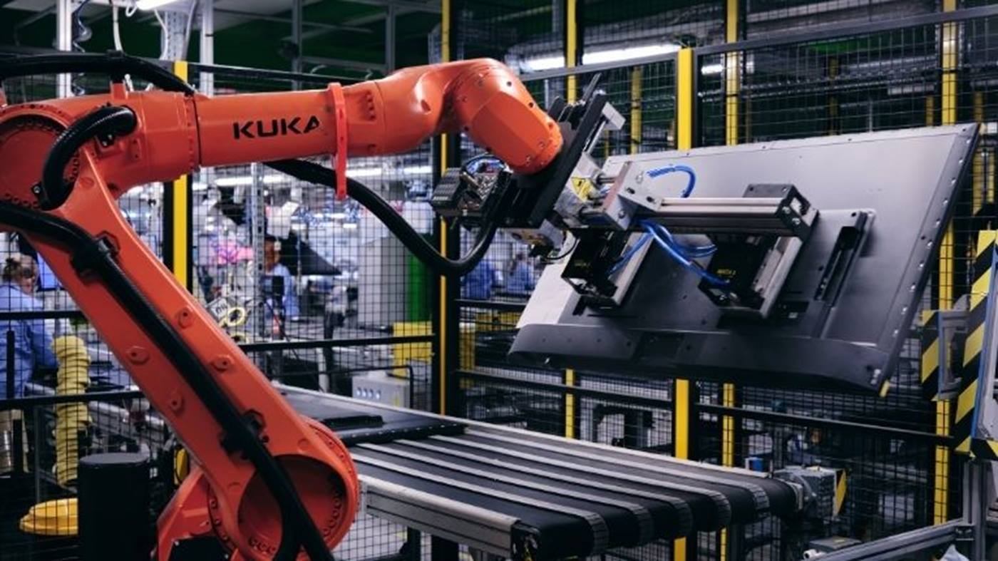 Stacjonarne roboty KUKA bezpiecznie manipulują wyświetlaczami TV w transporcie wewnątrzzakładowym.