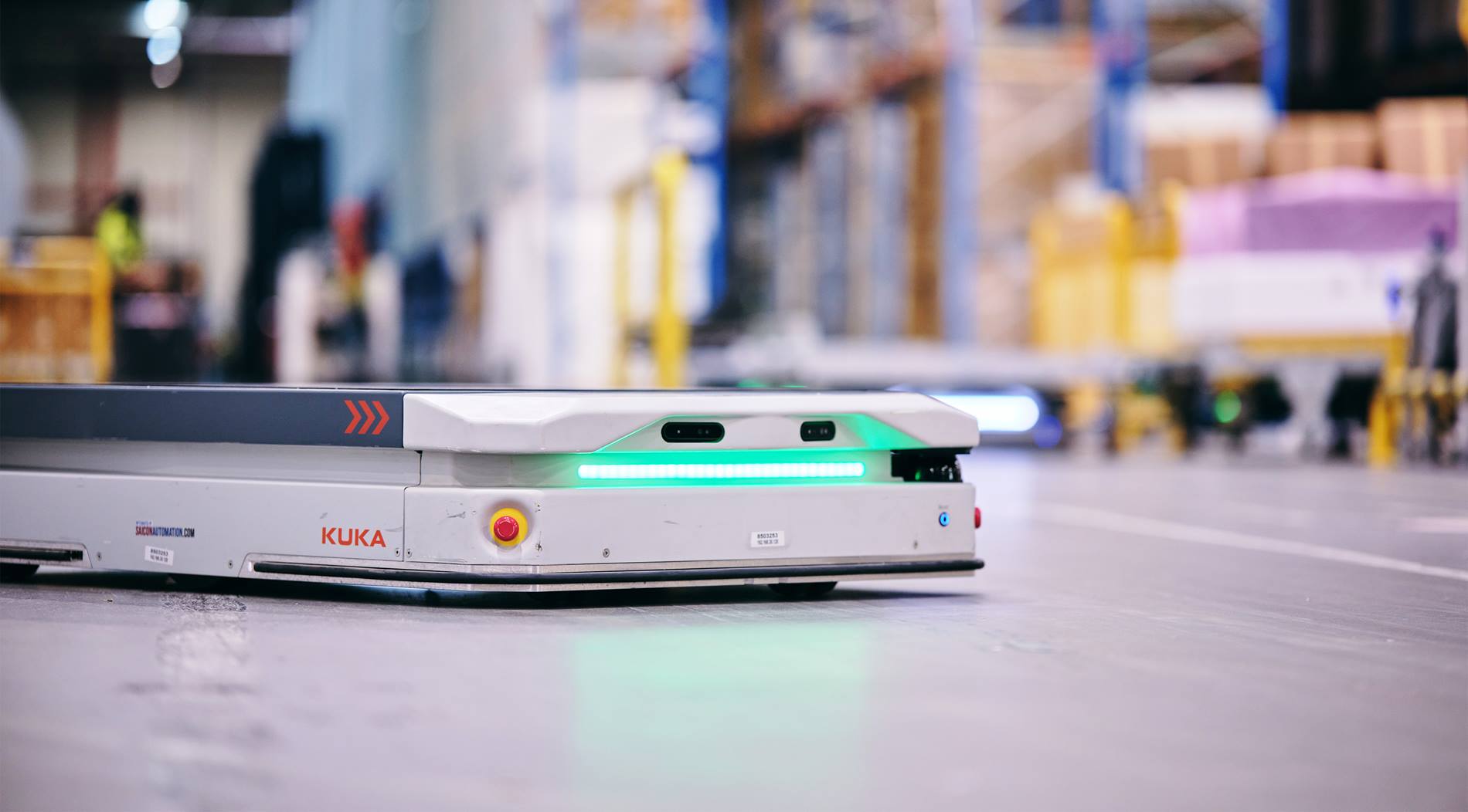 Autonome mobile Roboter KMP 1500P von KUKA für den innerbetrieblichen Transport bewegen sich per SLAM‑basierter Navigation sicher durch komplexe Produktions- und Logistikumgebungen.