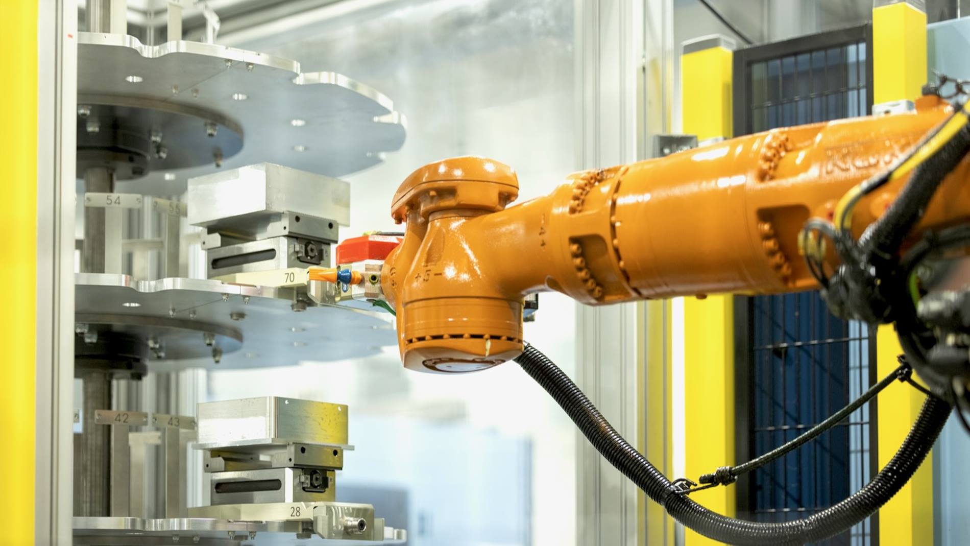 KUKA robots handle parts at machine shop Precinov