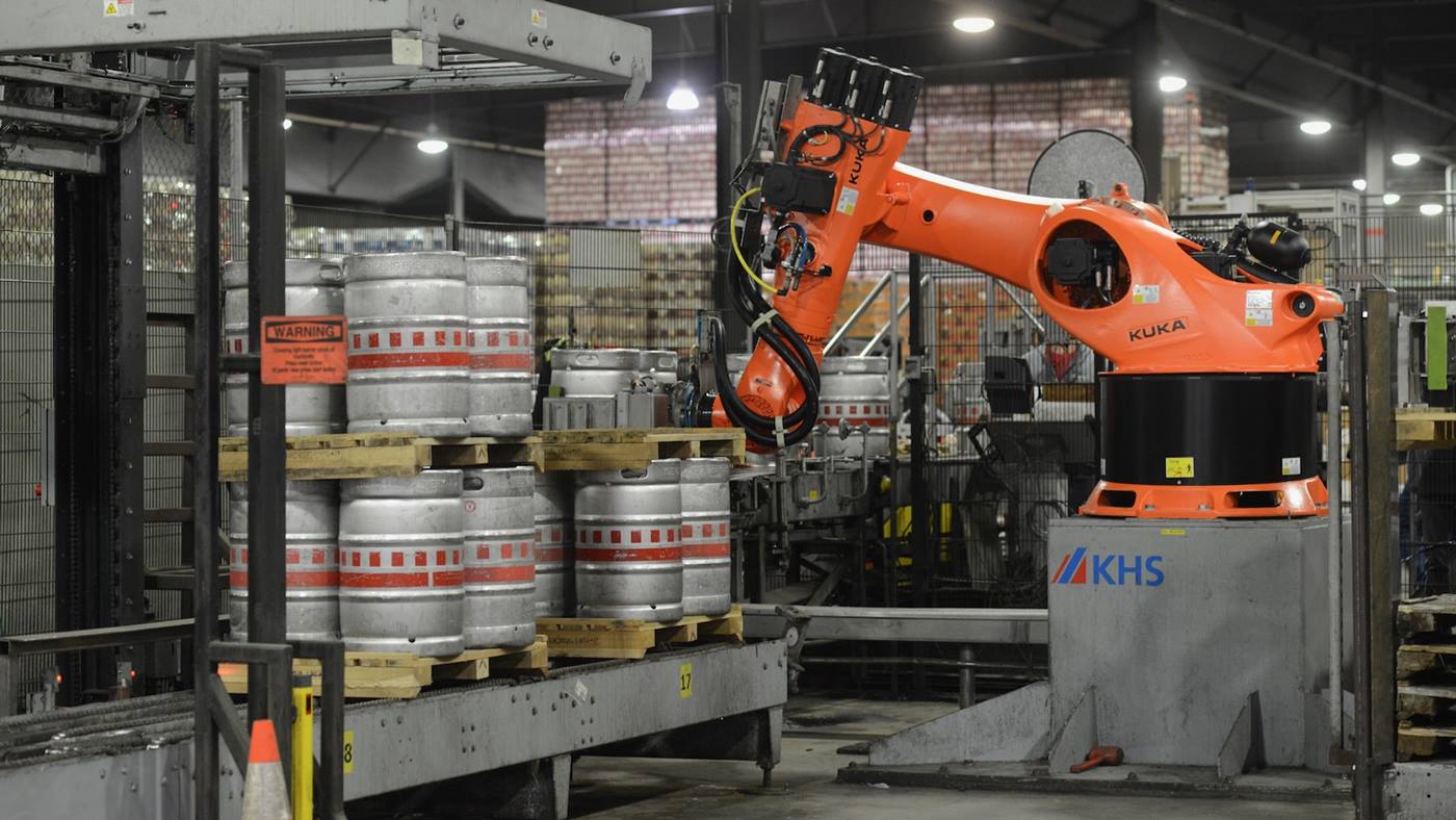 KUKA Robot palletizing kegs at Yuengling Brewery