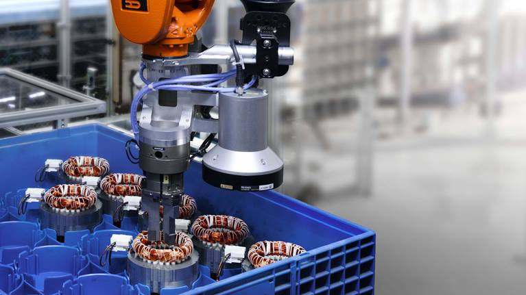 Dank des Kamerasystems arbeitet der KR CYBERTECH weitestgehend autonom. Er nimmt die Statoren auf und führt sie dem weiteren Produktionsprozess zu.