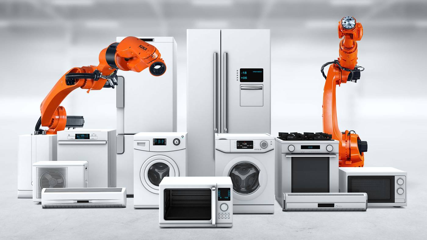 Verschiedene Haushaltsgeräte Weiße Ware mit zwei KUKA Robotern in Industriehalle