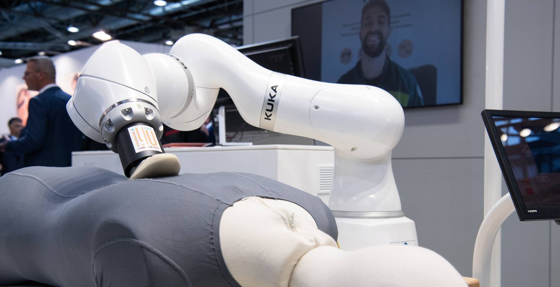 Der Massageroboter iYU Pro auf der Medica mit KUKA