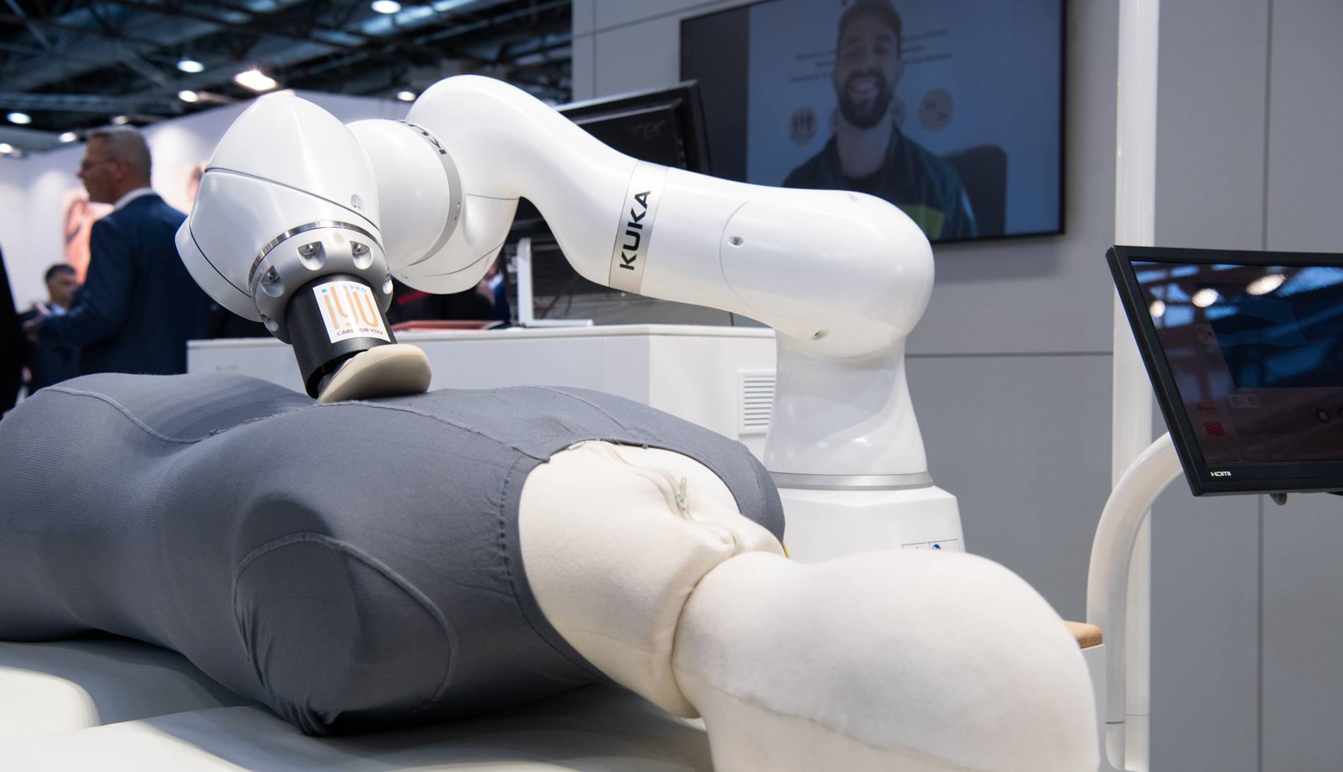 Massageroboter iYU Pro auf der MEDICA mit KUKA