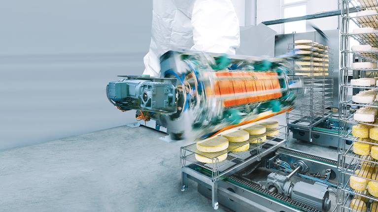 KUKA Roboter processing cheese