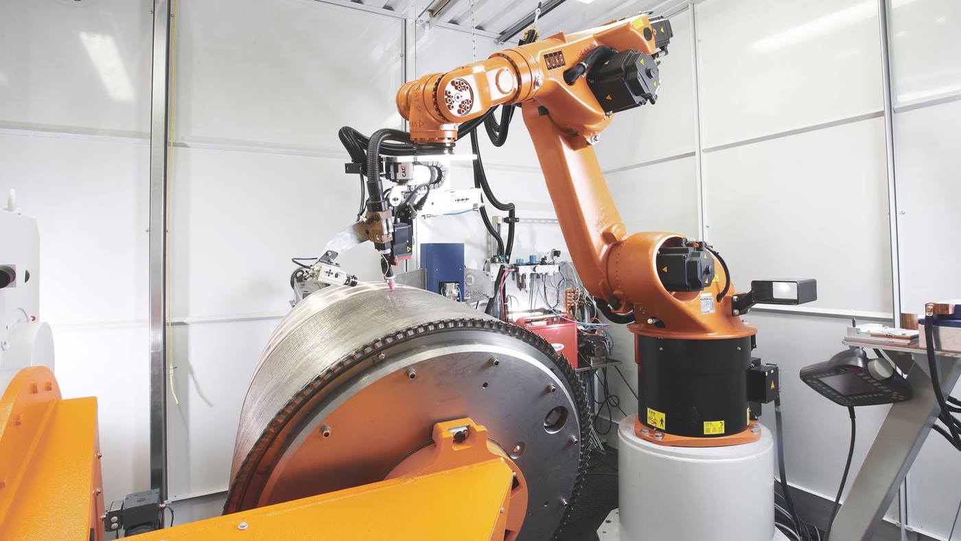 Ein KUKA Roboter schweißt bei EADS mithilfe von Sensoren und KUKA Software punktgenau - auch bei höchsten Schweißgeschwindigkeiten.