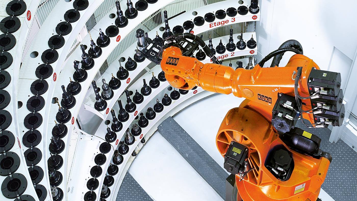 KUKA Automation solutions: robot changing tool.
