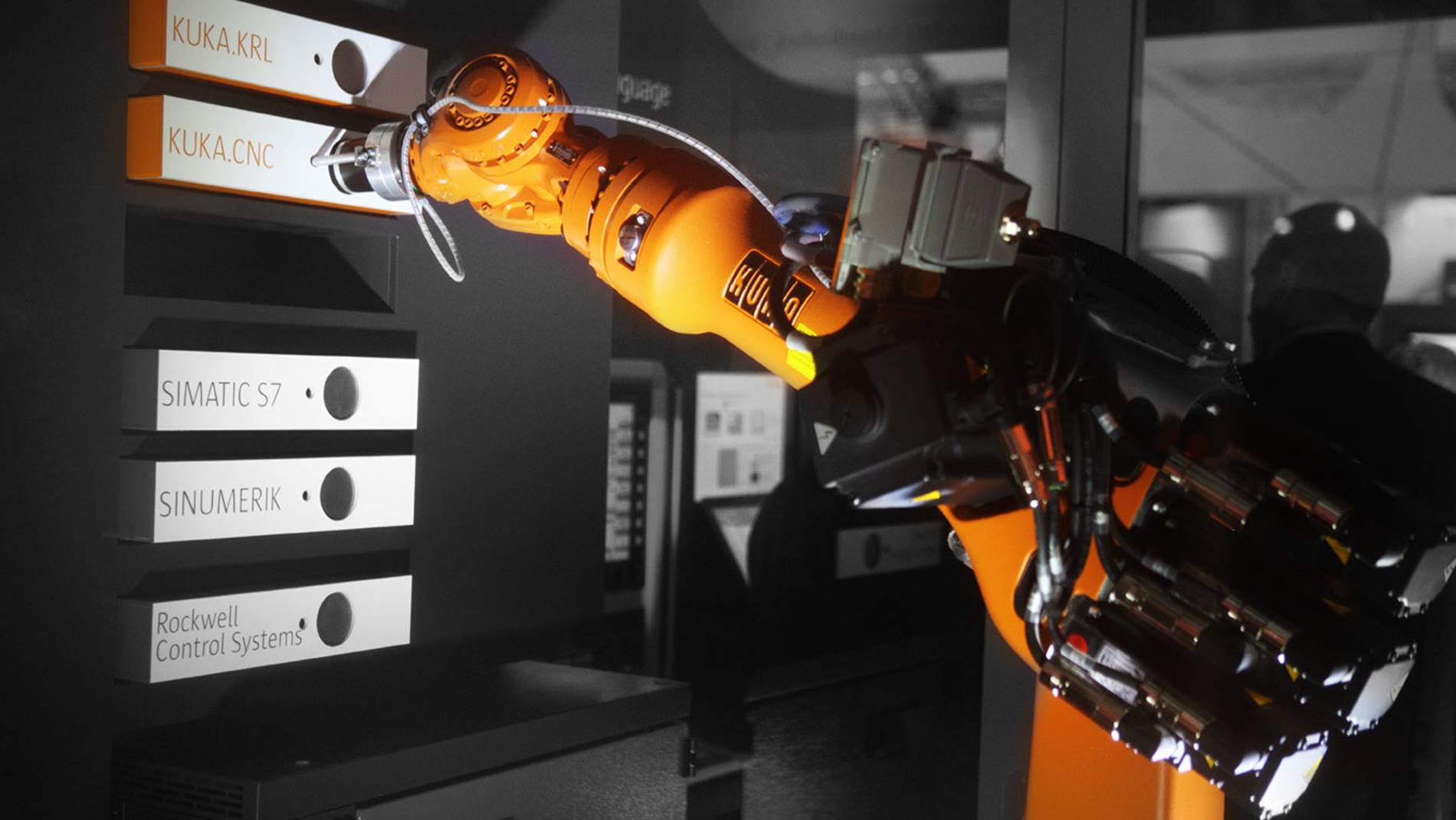 KUKA Roboter fräst Metallteile Software gesteuert