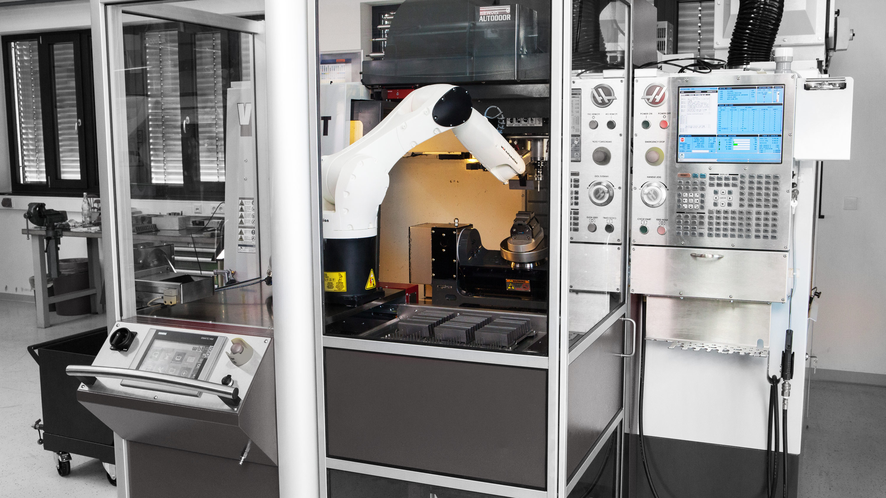 kuka 小型库卡机器人为数控加工中心装料和卸料