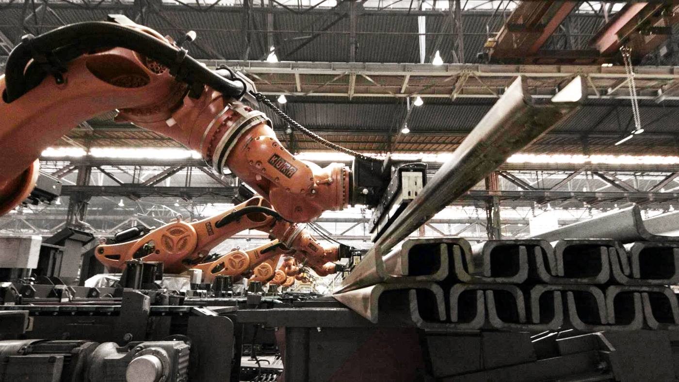 KR 1000 titan stacks heavy steel beams up to 2.5 tonnes