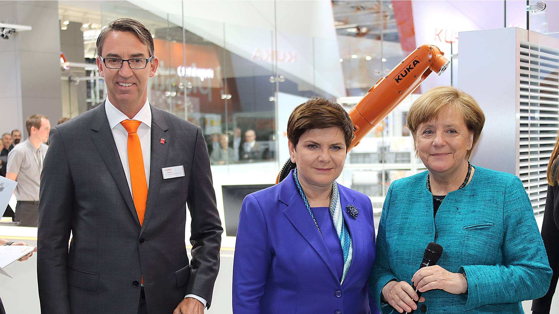 Angela Merkel Beata Szylo und Dr. Till Reuter auf der Hannover Messe 2017