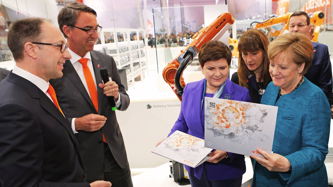 Angela Merkel und Beata Szydlo besuchen den Stand der KUKA AG auf der Hannover Messe 2017