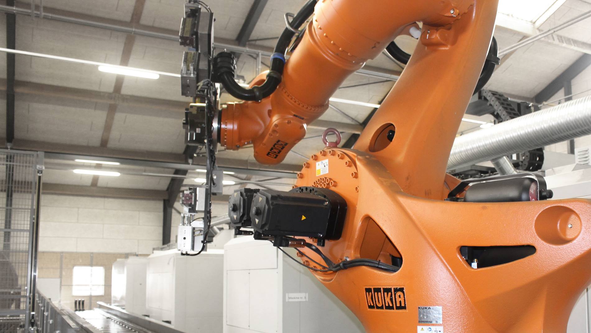 KUKA´s largest robot KR 1000 titan at Multicut
