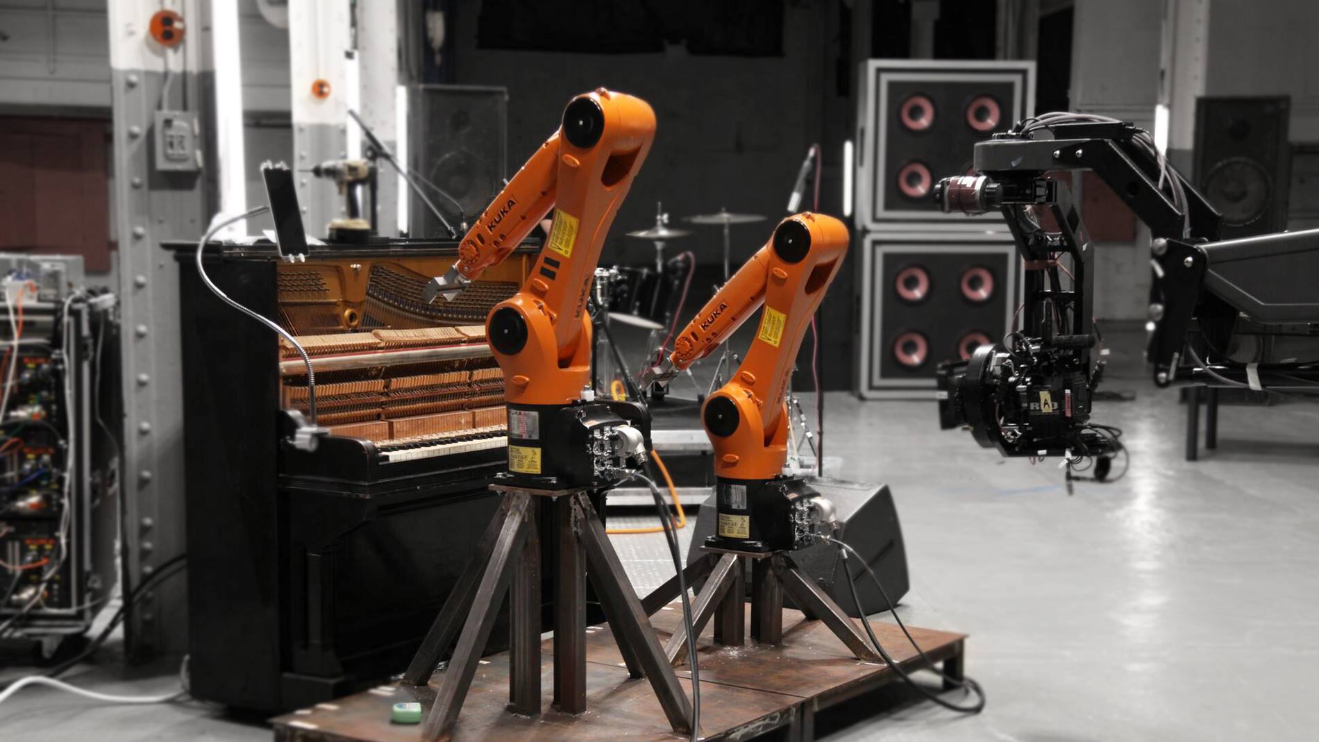 Zwei KUKA Roboter spielen am Piano in Nigel Stanfords Musikvideo zu Automatica.