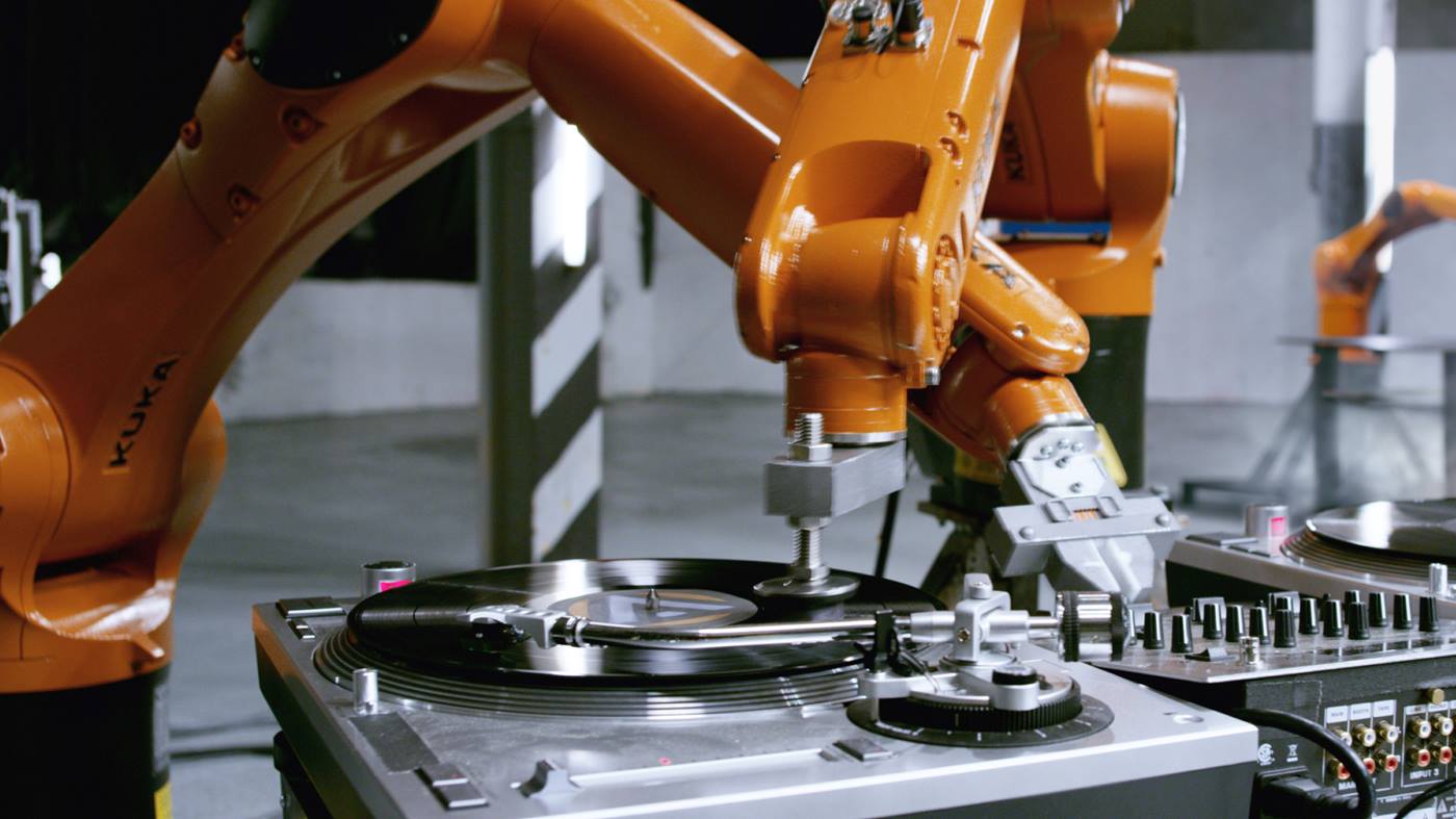KUKA Roboter bedienen in einer ungewöhnlichen Rolle als DJs die Turntables.