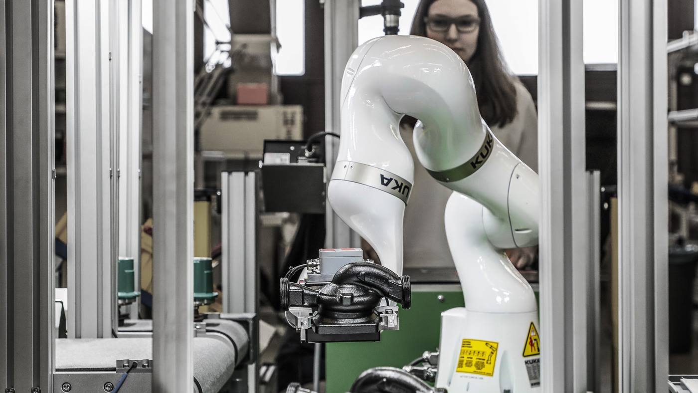 Productie van de toekomst nu al beschikbaar: mens en cobot werken nauw samen.