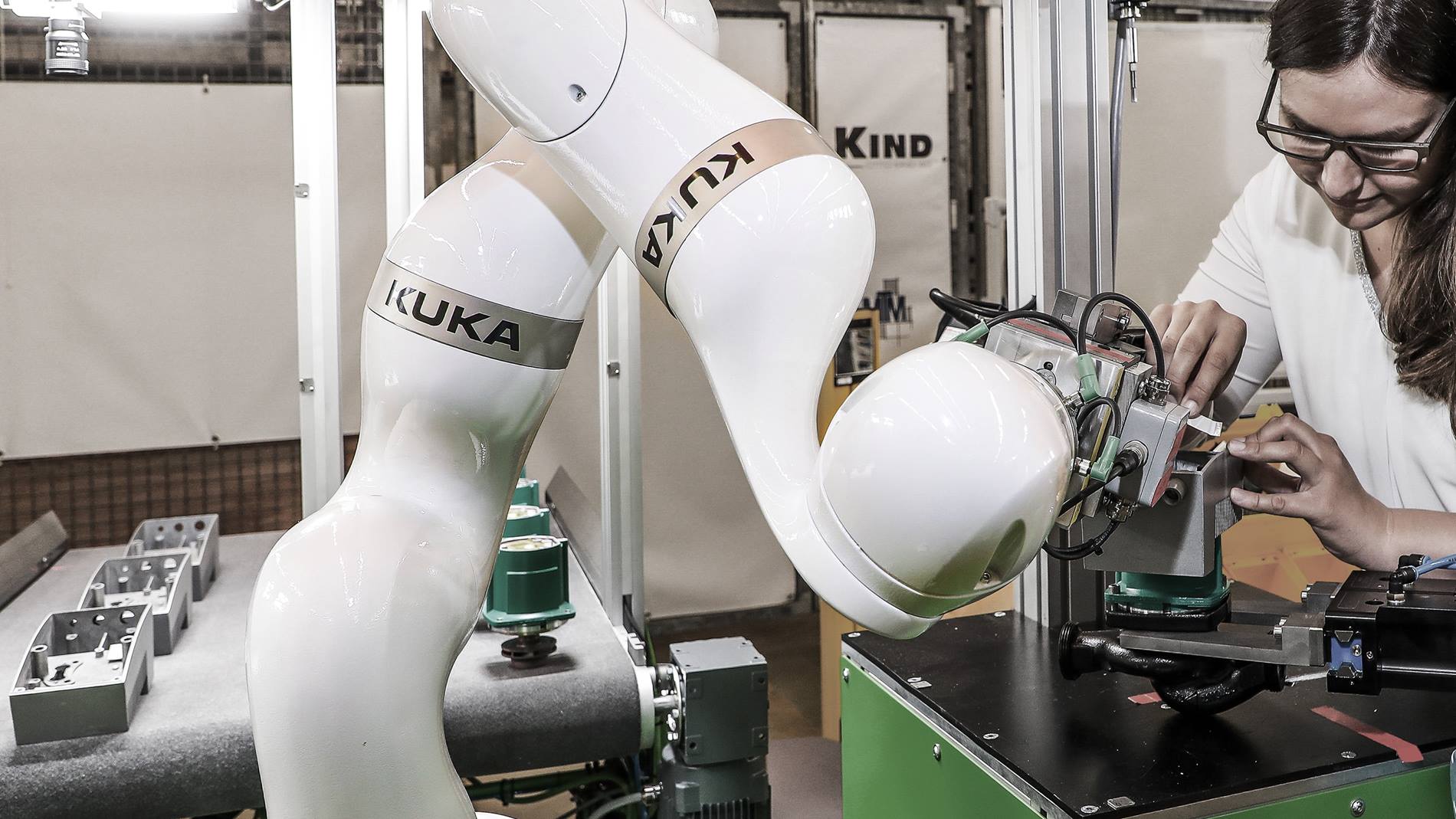 KUKA cobot LBR iiwa bekijkt mogelijkheden van Industrie 4.0  