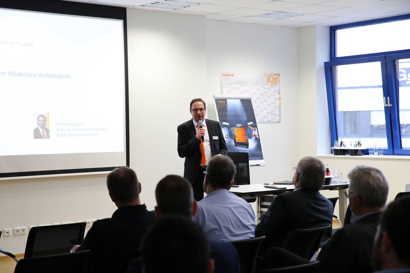 Winfried Geiger, Business Development Manager der KUKA Deutschland GmbH, bei seiner Präsentation auf dem Expertenforum Modulare Automation.