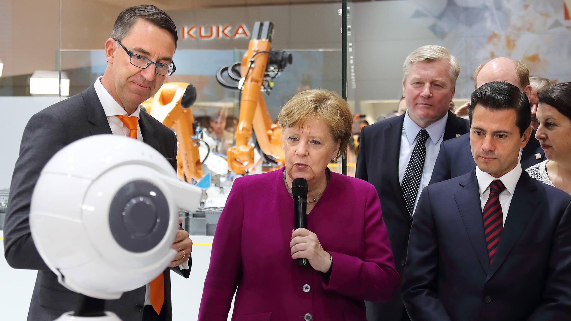 Bundeskanzlerin Angela Merkel betrachtet einen Home-Assistant-Roboter auf der KUKA Hannover Messe 2018