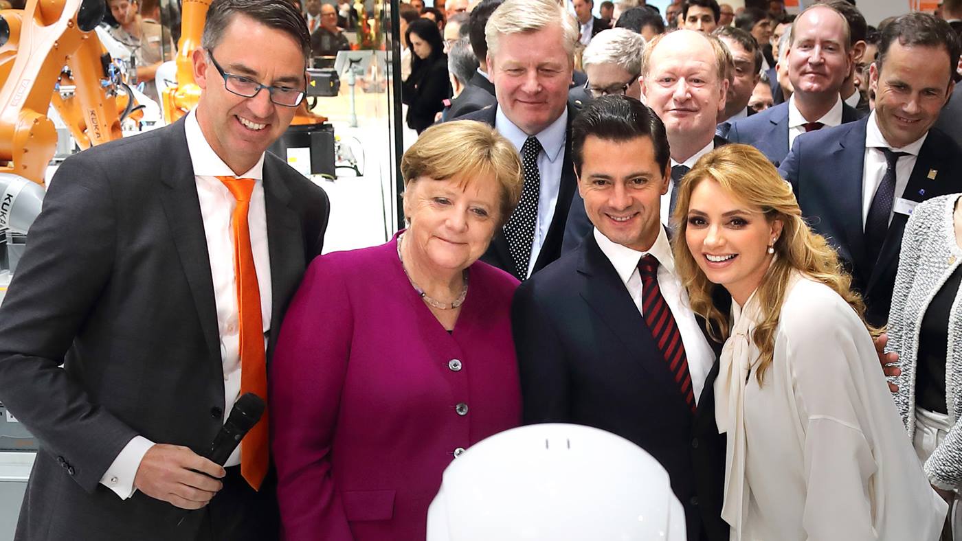 Till Reuter, Angela Merkel und das mexikanische Präsidentenpaar lächeln für ein Foto