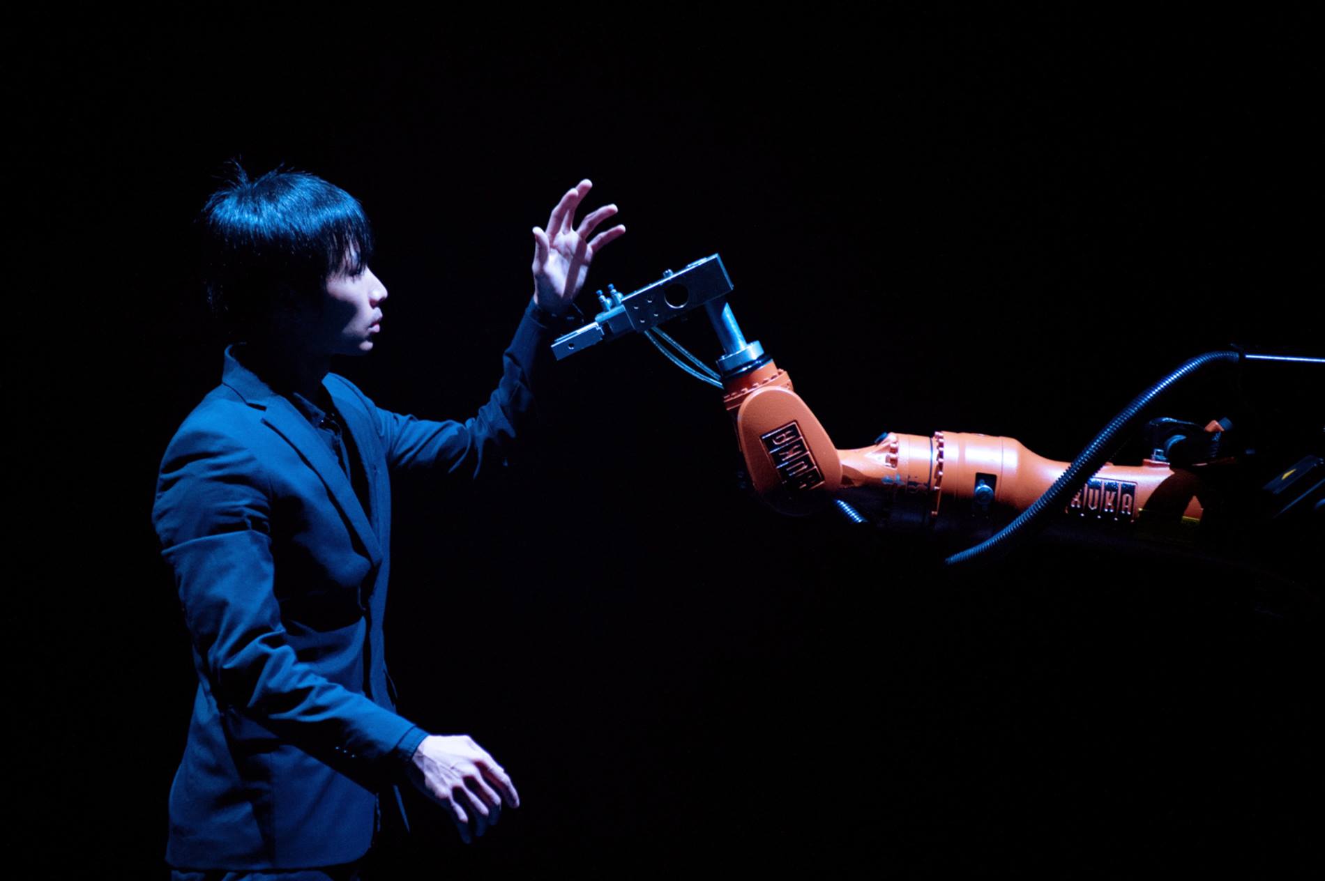 Tanzender KUKA Roboter auf der Bühne