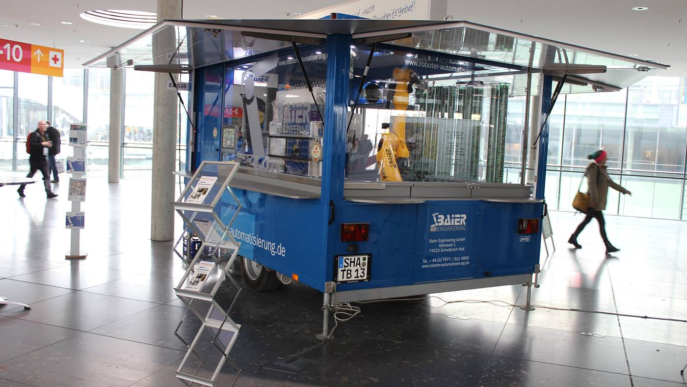 Komplettaufbau der Roboter-Schankanlage