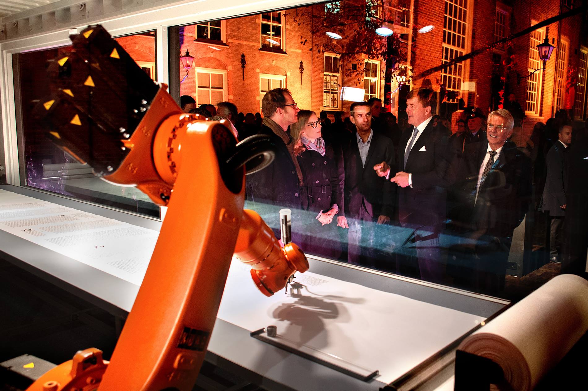 Willem-Alexander, König der Niederlande, zu Besuch beim bibelschreibenden KUKA Roboter.