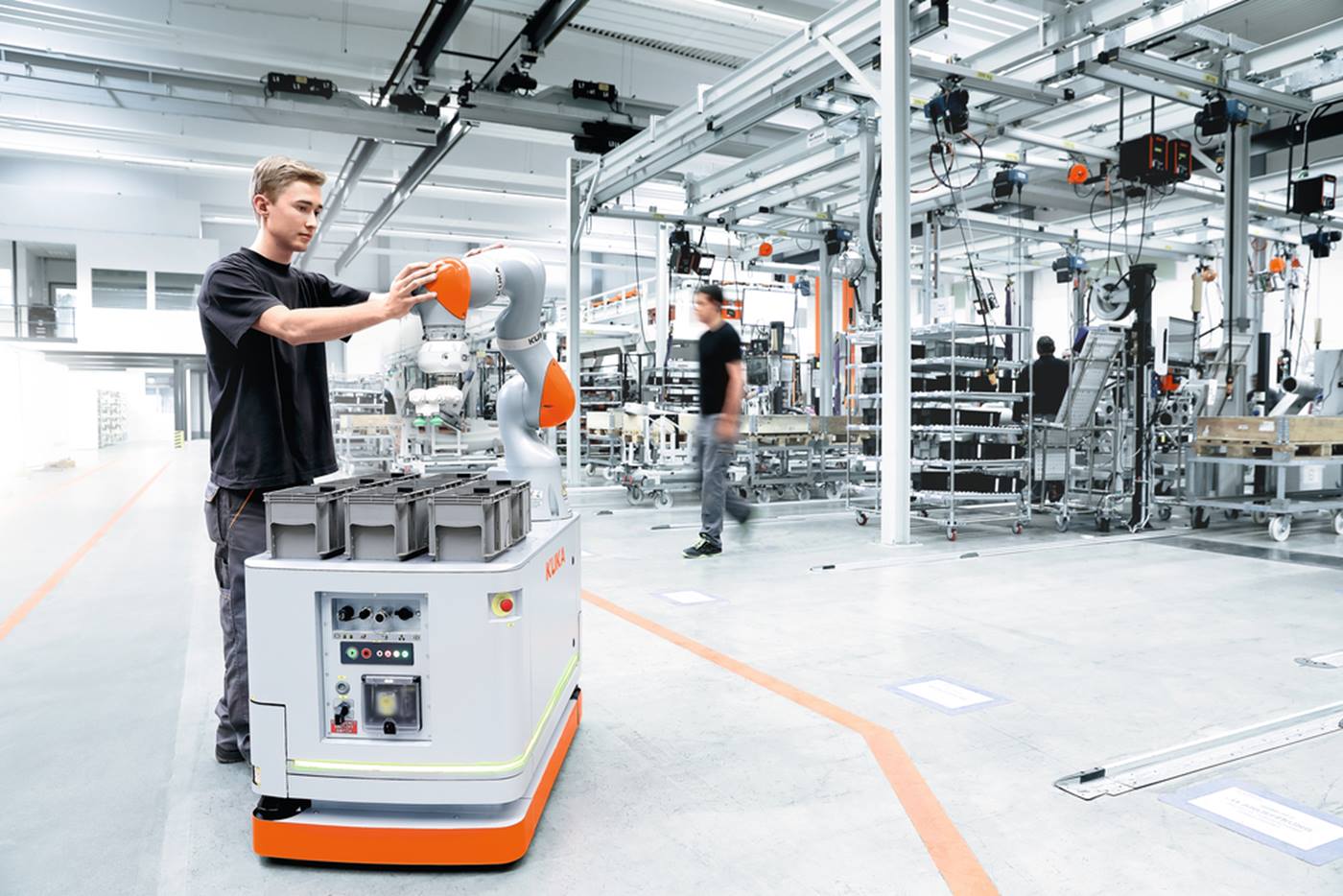 Mit der mobilen Roboterapplikation demonstriert KUKA, wie ein KMR iiwa die Arbeit in der Produktion erleichtern kann