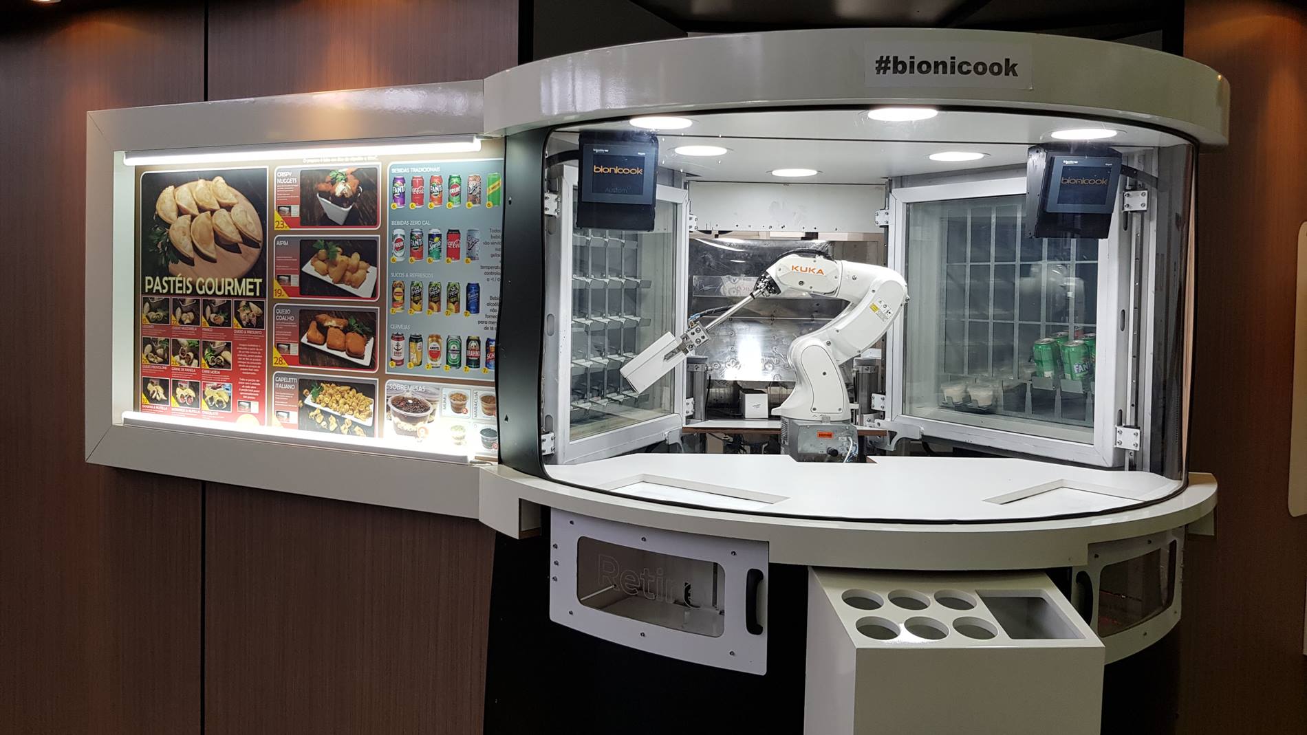 Der KUKA KR 3 AGILUS Fast-Food-Roboter kocht und serviert Essen vollautomatisiert. 