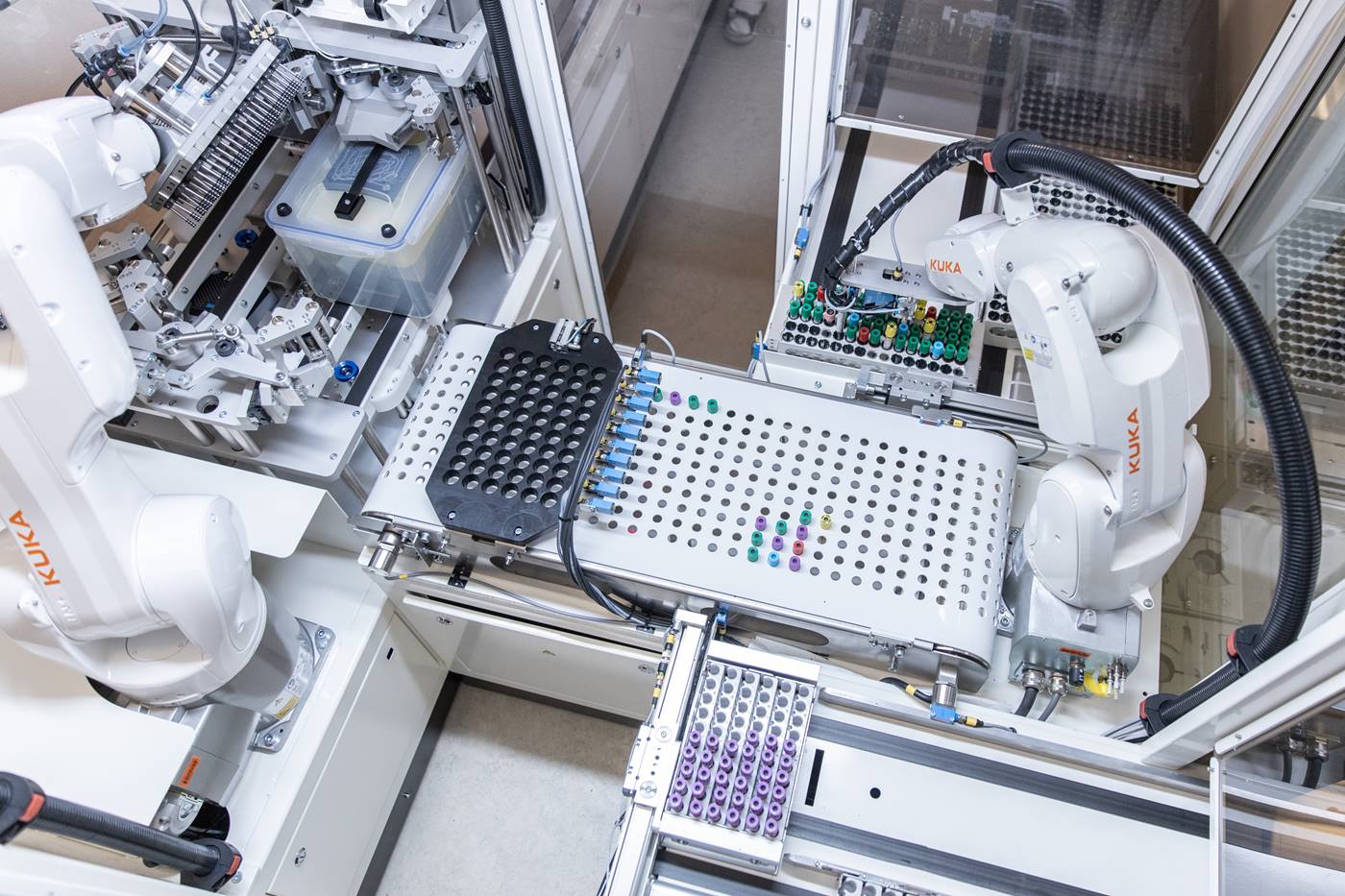 kreativ Start tragt KUKA robots sort up to 3,000 blood samples per day | KUKA AG