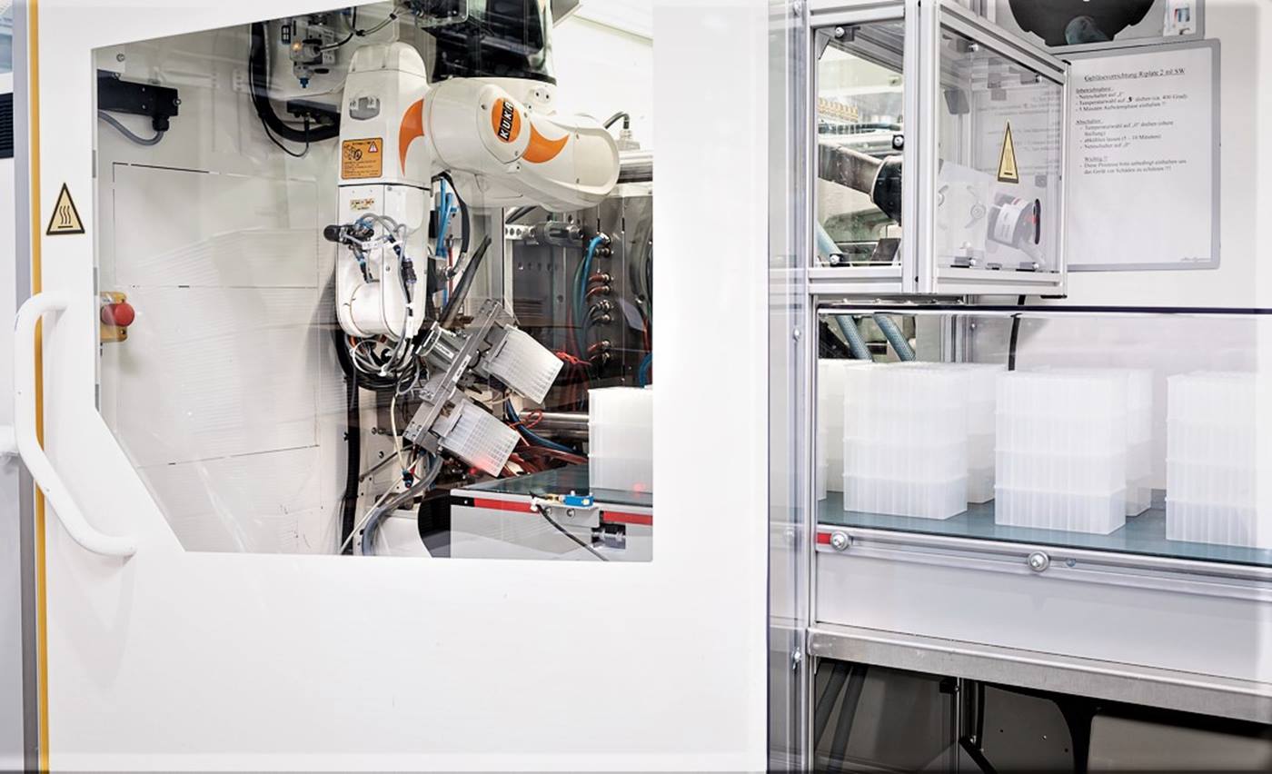 KUKA Roboter in einer Spritzgießanlage bei der Ritter GmbH