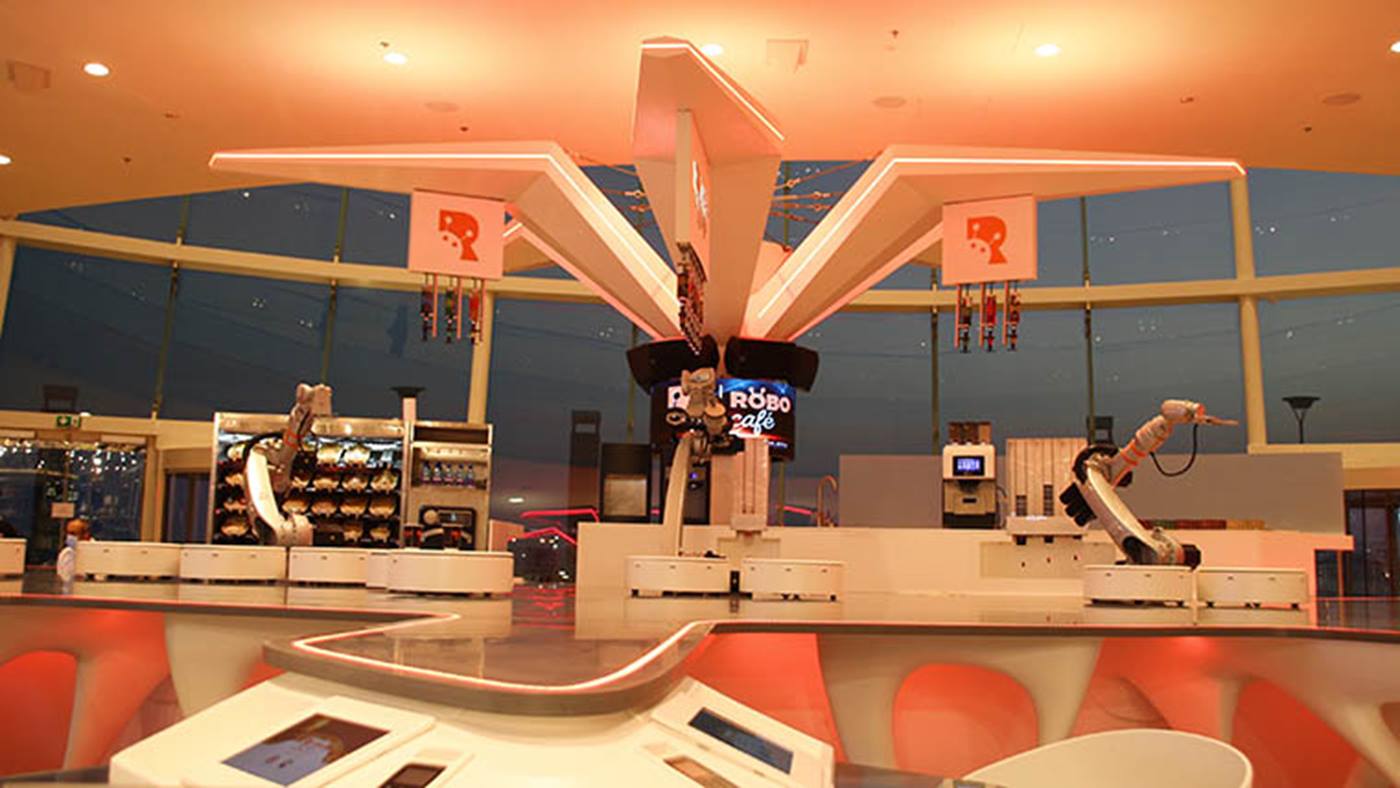 Das RoboCafße in Dubai, bestückt mit Robotern von KUKA