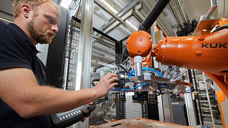 Roboter programmieren: Handguiding mit KUKA ready2_pilot - KUKA