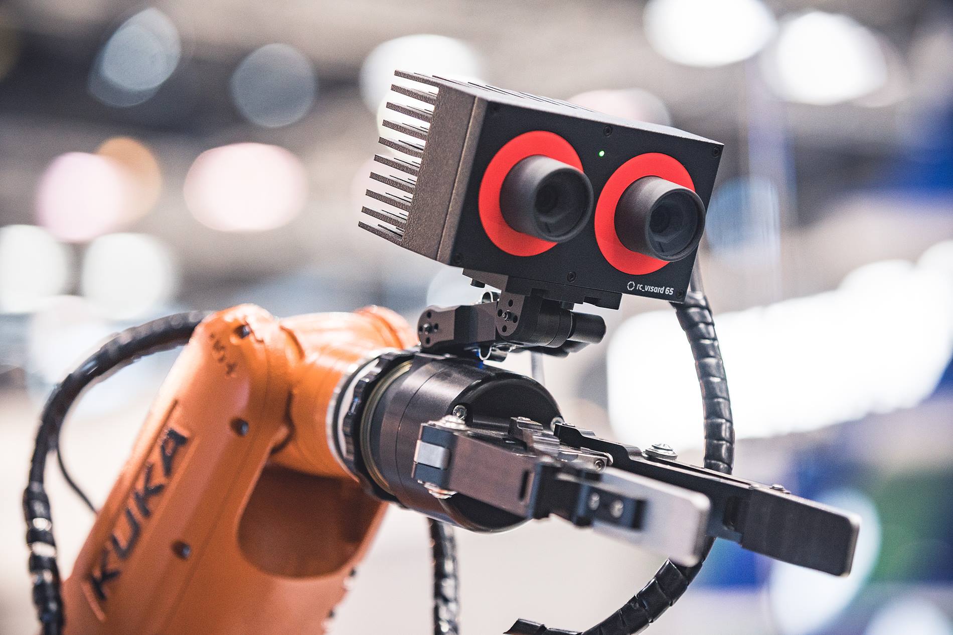 KUKA Roboter mit Kamerasystem und Greifer