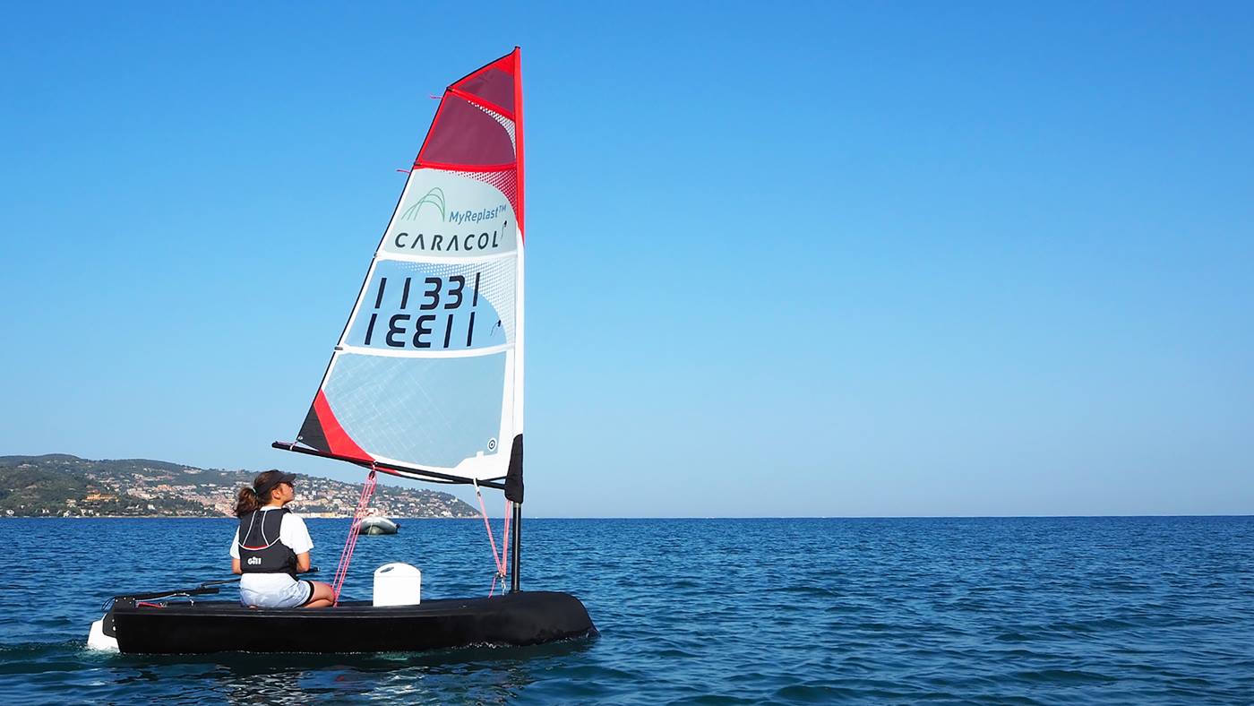 An athlete sails the 3D printed sailboat "Beluga".