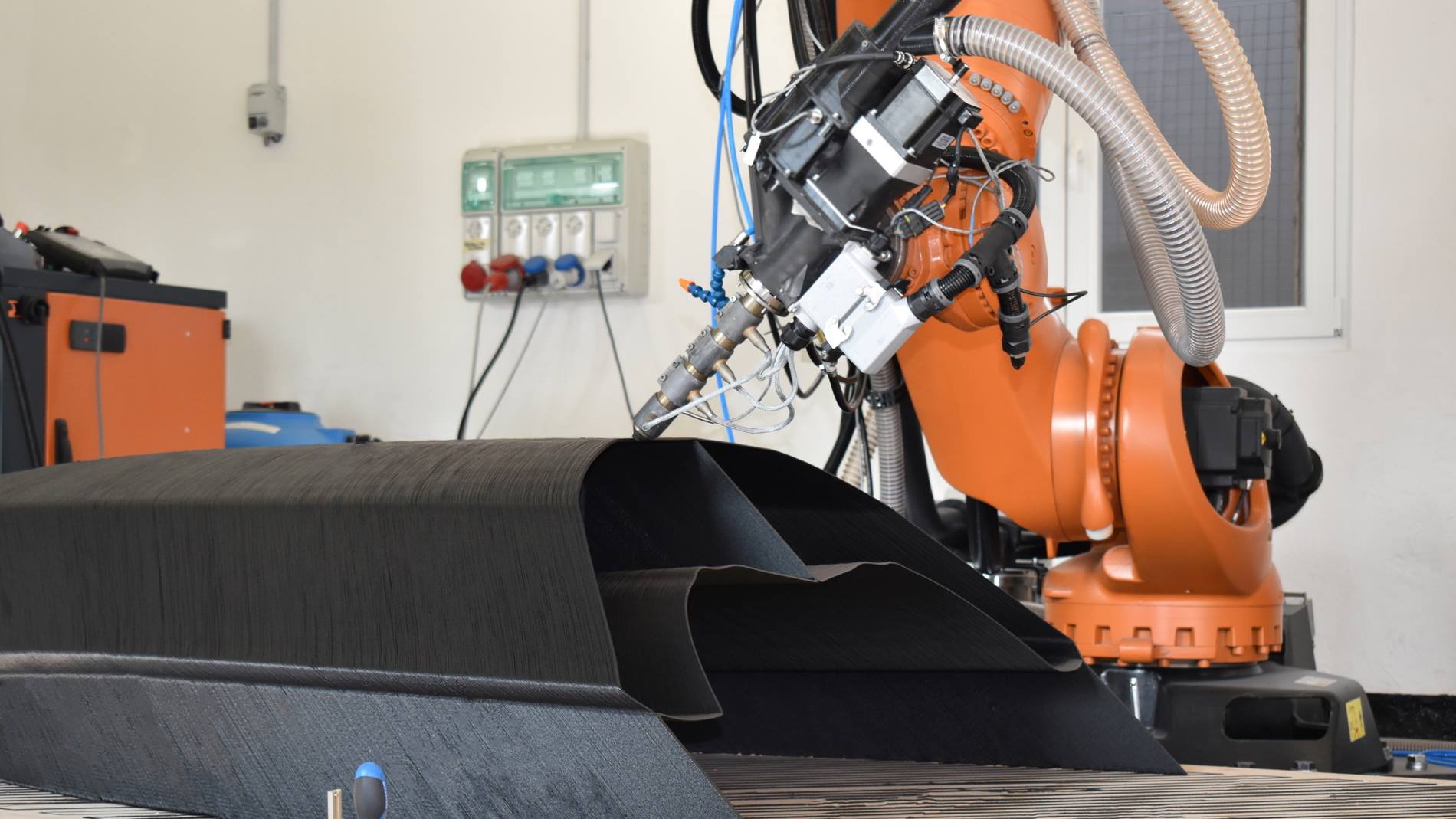 Pensativo transatlántico Consulta Un robot imprime el primer velero en 3D del mundo: KUKA AG | KUKA AG