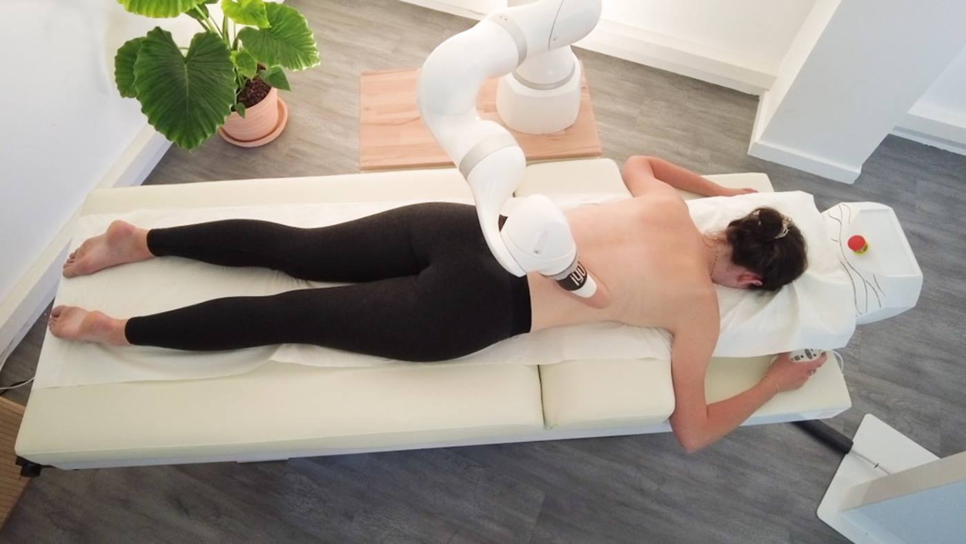 The massage robot iYU with the integrated LBR Med.
