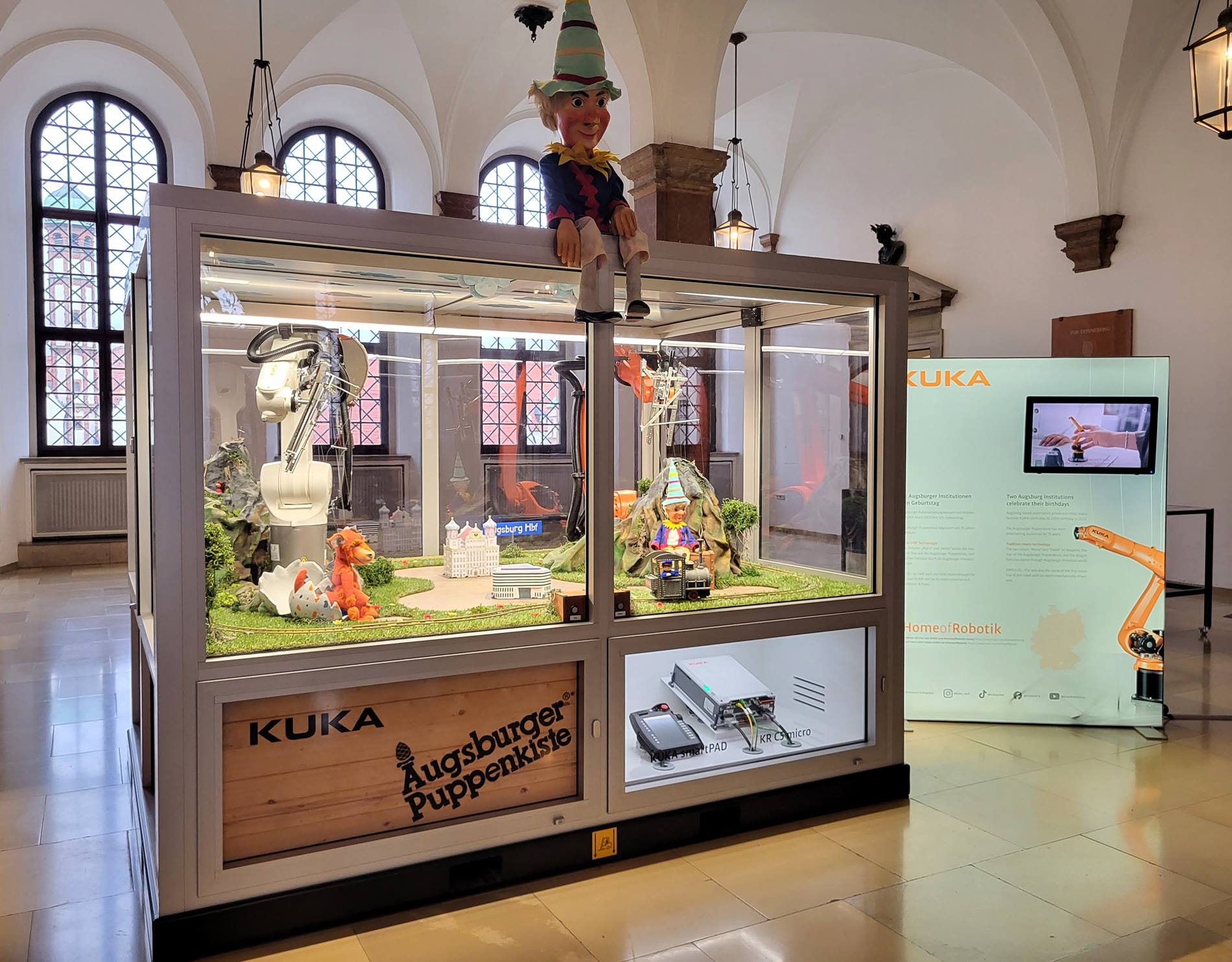 KUKA Puppenkisten Zelle steht im Rathaus Augsburg