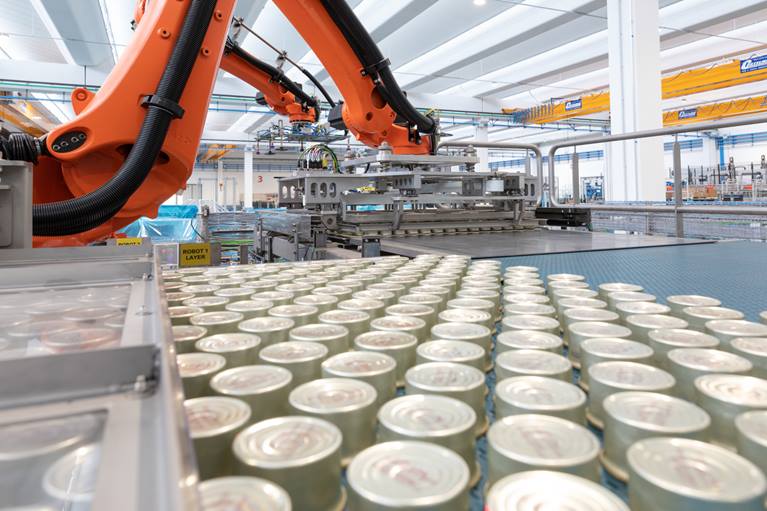 KUKA robots handle pet food