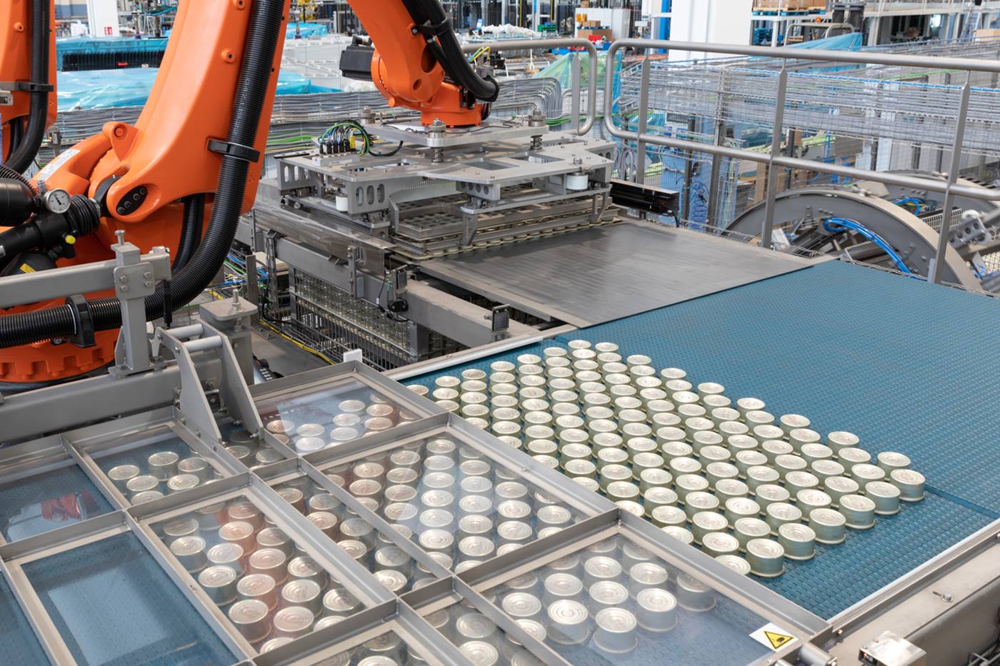 KUKA robots palletize 1200 cans per minute