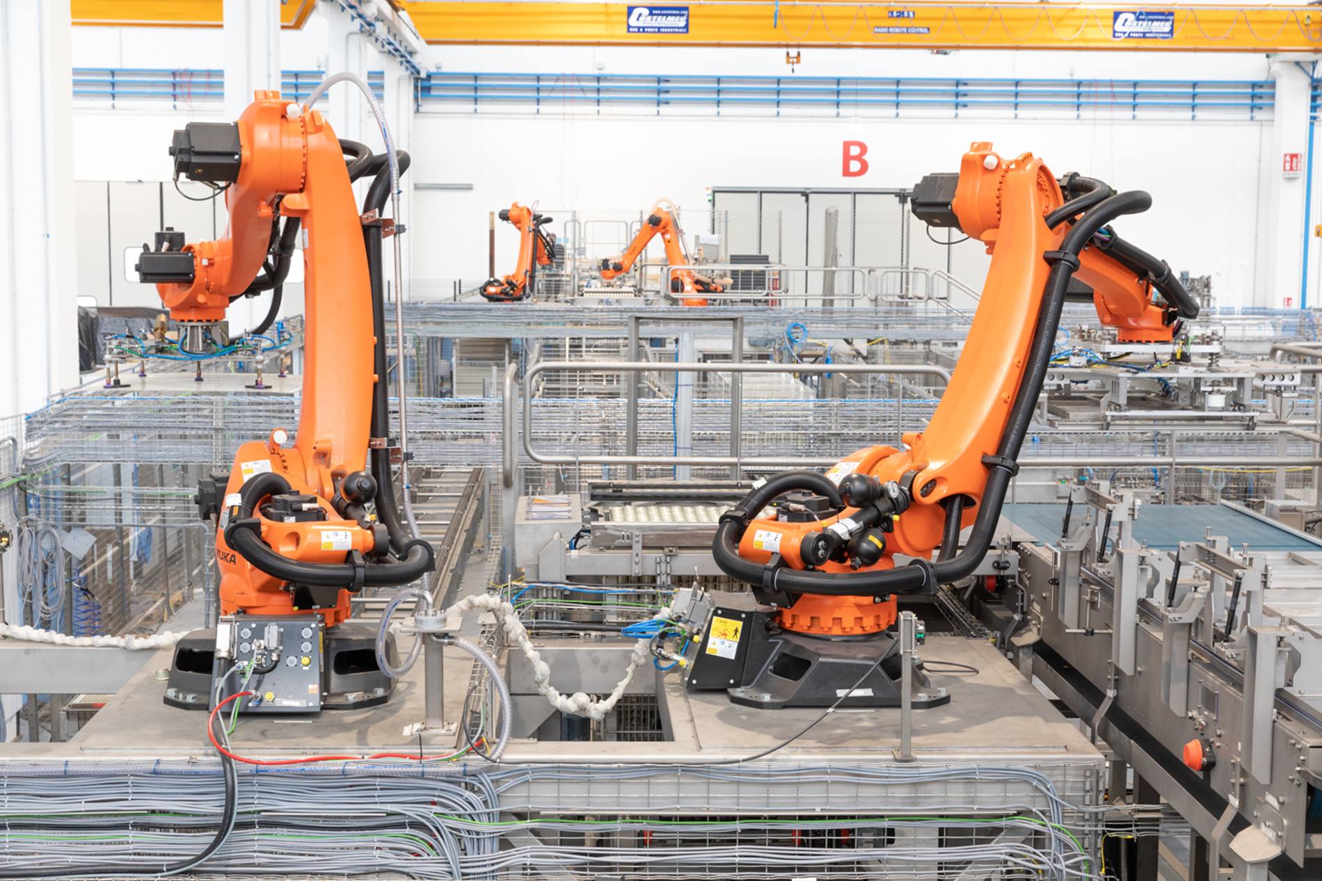 KUKA robots automate the pet food industry